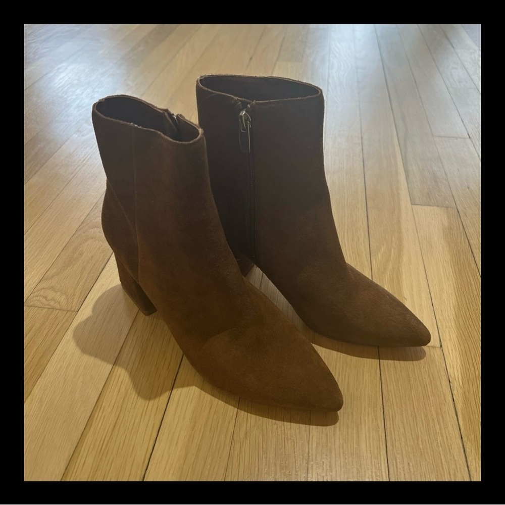 Steve Madden Suede Block Heel Ankle Boot. Size 8M. Excellent Condition